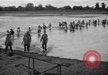 Image Army Rangers avec Alamo Scouts et des guérilleros philippins d'un camp de prisonniers japonais raid Cabanatuan Philippines, 1945, de la seconde 12 séquences d'archives historiques vidéo 65675045815
