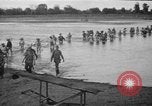 Image Army Rangers avec Alamo Scouts et des guérilleros philippins d'un camp de prisonniers japonais raid Cabanatuan Philippines, 1945, de la seconde 13 séquences d'archives historiques vidéo 65675045815