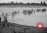 Image Army Rangers avec Alamo Scouts et des guérilleros philippins d'un camp de prisonniers japonais raid Cabanatuan Philippines, 1945, de la seconde 16 séquences d'archives historiques vidéo 65675045815