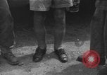 Image Army Rangers avec Alamo Scouts et des guérilleros philippins d'un camp de prisonniers japonais raid Cabanatuan Philippines, 1945, de la seconde 51 séquences d'archives historiques vidéo 65675045815