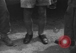 Image Army Rangers avec Alamo Scouts et des guérilleros philippins d'un camp de prisonniers japonais raid Cabanatuan Philippines, 1945, de la seconde 52 séquences d'archives historiques vidéo 65675045815