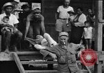 Image Les anciens prisonniers de guerre d'être évacués par les sauveteurs du camp de prisonniers japonais Cabanatuan Philippines, 1945, de la seconde 6 séquences d'archives historiques vidéo 65675045818