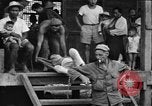 Image Les anciens prisonniers de guerre d'être évacués par les sauveteurs du camp de prisonniers japonais Cabanatuan Philippines, 1945, de la seconde 7 séquences d'archives historiques vidéo 65675045818