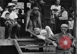 Image Les anciens prisonniers de guerre d'être évacués par les sauveteurs du camp de prisonniers japonais Cabanatuan Philippines, 1945, de la seconde 9 séquences d'archives historiques vidéo 65675045818