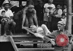 Image Les anciens prisonniers de guerre d'être évacués par les sauveteurs du camp de prisonniers japonais Cabanatuan Philippines, 1945, de la seconde 10 séquences d'archives historiques vidéo 65675045818