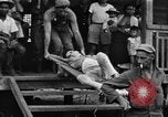 Image Les anciens prisonniers de guerre d'être évacués par les sauveteurs du camp de prisonniers japonais Cabanatuan Philippines, 1945, de la seconde 12 séquences d'archives historiques vidéo 65675045818