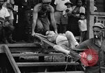 Image Les anciens prisonniers de guerre d'être évacués par les sauveteurs du camp de prisonniers japonais Cabanatuan Philippines, 1945, de la seconde 13 séquences d'archives historiques vidéo 65675045818