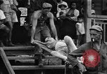 Image Les anciens prisonniers de guerre d'être évacués par les sauveteurs du camp de prisonniers japonais Cabanatuan Philippines, 1945, de la seconde 14 séquences d'archives historiques vidéo 65675045818