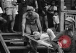 Image Les anciens prisonniers de guerre d'être évacués par les sauveteurs du camp de prisonniers japonais Cabanatuan Philippines, 1945, de la seconde 15 séquences d'archives historiques vidéo 65675045818