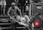 Image Les anciens prisonniers de guerre d'être évacués par les sauveteurs du camp de prisonniers japonais Cabanatuan Philippines, 1945, de la seconde 16 séquences d'archives historiques vidéo 65675045818