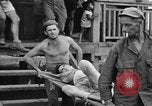 Image Les anciens prisonniers de guerre d'être évacués par les sauveteurs du camp de prisonniers japonais Cabanatuan Philippines, 1945, de la seconde 17 séquences d'archives historiques vidéo 65675045818