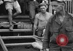 Image Les anciens prisonniers de guerre d'être évacués par les sauveteurs du camp de prisonniers japonais Cabanatuan Philippines, 1945, de la seconde 18 séquences d'archives historiques vidéo 65675045818