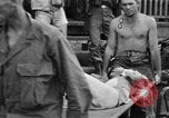 Image Les anciens prisonniers de guerre d'être évacués par les sauveteurs du camp de prisonniers japonais Cabanatuan Philippines, 1945, de la seconde 19 séquences d'archives historiques vidéo 65675045818