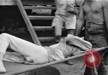 Image Les anciens prisonniers de guerre d'être évacués par les sauveteurs du camp de prisonniers japonais Cabanatuan Philippines, 1945, de la seconde 20 séquences d'archives historiques vidéo 65675045818