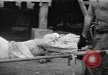Image Les anciens prisonniers de guerre d'être évacués par les sauveteurs du camp de prisonniers japonais Cabanatuan Philippines, 1945, de la seconde 21 séquences d'archives historiques vidéo 65675045818