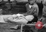 Image Les anciens prisonniers de guerre d'être évacués par les sauveteurs du camp de prisonniers japonais Cabanatuan Philippines, 1945, de la seconde 22 séquences d'archives historiques vidéo 65675045818