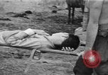 Image Les anciens prisonniers de guerre d'être évacués par les sauveteurs du camp de prisonniers japonais Cabanatuan Philippines, 1945, de la seconde 23 séquences d'archives historiques vidéo 65675045818