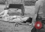 Image Les anciens prisonniers de guerre d'être évacués par les sauveteurs du camp de prisonniers japonais Cabanatuan Philippines, 1945, de la seconde 24 séquences d'archives historiques vidéo 65675045818