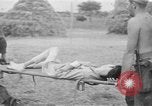 Image Les anciens prisonniers de guerre d'être évacués par les sauveteurs du camp de prisonniers japonais Cabanatuan Philippines, 1945, de la seconde 25 séquences d'archives historiques vidéo 65675045818