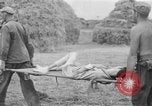 Image Les anciens prisonniers de guerre d'être évacués par les sauveteurs du camp de prisonniers japonais Cabanatuan Philippines, 1945, de la seconde 26 séquences d'archives historiques vidéo 65675045818