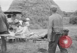 Image Les anciens prisonniers de guerre d'être évacués par les sauveteurs du camp de prisonniers japonais Cabanatuan Philippines, 1945, de la seconde 27 séquences d'archives historiques vidéo 65675045818