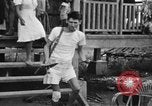Image Les anciens prisonniers de guerre d'être évacués par les sauveteurs du camp de prisonniers japonais Cabanatuan Philippines, 1945, de la seconde 28 séquences d'archives historiques vidéo 65675045818