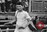 Image Les anciens prisonniers de guerre d'être évacués par les sauveteurs du camp de prisonniers japonais Cabanatuan Philippines, 1945, de la seconde 30 séquences d'archives historiques vidéo 65675045818