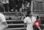 Image Les anciens prisonniers de guerre d'être évacués par les sauveteurs du camp de prisonniers japonais Cabanatuan Philippines, 1945, de la seconde 31 séquences d'archives historiques vidéo 65675045818