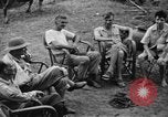 Image Les anciens prisonniers de guerre d'être évacués par les sauveteurs du camp de prisonniers japonais Cabanatuan Philippines, 1945, de la seconde 32 séquences d'archives historiques vidéo 65675045818