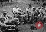 Image Les anciens prisonniers de guerre d'être évacués par les sauveteurs du camp de prisonniers japonais Cabanatuan Philippines, 1945, de la seconde 33 séquences d'archives historiques vidéo 65675045818
