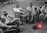 Image Les anciens prisonniers de guerre d'être évacués par les sauveteurs du camp de prisonniers japonais Cabanatuan Philippines, 1945, de la seconde 34 séquences d'archives historiques vidéo 65675045818