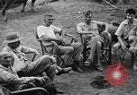 Image Les anciens prisonniers de guerre d'être évacués par les sauveteurs du camp de prisonniers japonais Cabanatuan Philippines, 1945, de la seconde 35 séquences d'archives historiques vidéo 65675045818