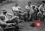Image Les anciens prisonniers de guerre d'être évacués par les sauveteurs du camp de prisonniers japonais Cabanatuan Philippines, 1945, de la seconde 37 séquences d'archives historiques vidéo 65675045818