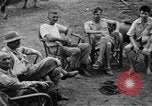 Image Les anciens prisonniers de guerre d'être évacués par les sauveteurs du camp de prisonniers japonais Cabanatuan Philippines, 1945, de la seconde 38 séquences d'archives historiques vidéo 65675045818