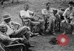 Image Les anciens prisonniers de guerre d'être évacués par les sauveteurs du camp de prisonniers japonais Cabanatuan Philippines, 1945, de la seconde 39 séquences d'archives historiques vidéo 65675045818