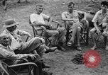 Image Les anciens prisonniers de guerre d'être évacués par les sauveteurs du camp de prisonniers japonais Cabanatuan Philippines, 1945, de la seconde 40 séquences d'archives historiques vidéo 65675045818