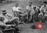 Image Les anciens prisonniers de guerre d'être évacués par les sauveteurs du camp de prisonniers japonais Cabanatuan Philippines, 1945, de la seconde 41 séquences d'archives historiques vidéo 65675045818