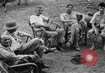 Image Les anciens prisonniers de guerre d'être évacués par les sauveteurs du camp de prisonniers japonais Cabanatuan Philippines, 1945, de la seconde 42 séquences d'archives historiques vidéo 65675045818
