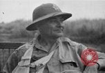 Image Les anciens prisonniers de guerre d'être évacués par les sauveteurs du camp de prisonniers japonais Cabanatuan Philippines, 1945, de la seconde 52 séquences d'archives historiques vidéo 65675045818