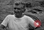 Image Les anciens prisonniers de guerre d'être évacués par les sauveteurs du camp de prisonniers japonais Cabanatuan Philippines, 1945, de la seconde 55 séquences d'archives historiques vidéo 65675045818