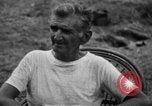 Image Les anciens prisonniers de guerre d'être évacués par les sauveteurs du camp de prisonniers japonais Cabanatuan Philippines, 1945, de la seconde 59 séquences d'archives historiques vidéo 65675045818
