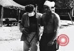 Image Les anciens prisonniers de guerre d'être évacués par les sauveteurs du camp de prisonniers japonais Cabanatuan Philippines, 1945, de la seconde 60 séquences d'archives historiques vidéo 65675045818