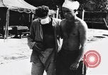 Image Les anciens prisonniers de guerre d'être évacués par les sauveteurs du camp de prisonniers japonais Cabanatuan Philippines, 1945, de la seconde 61 séquences d'archives historiques vidéo 65675045818