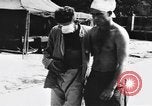 Image Les anciens prisonniers de guerre d'être évacués par les sauveteurs du camp de prisonniers japonais Cabanatuan Philippines, 1945, de la seconde 62 séquences d'archives historiques vidéo 65675045818