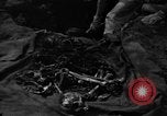 Standbild Palawan Massaker Opfer geborgen Palawan Philippinen, 1945, aus Sekunde 7 historischem Filmmaterial Videoclip 65675045829