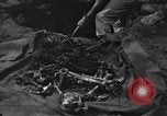 Standbild Palawan Massaker Opfer geborgen Palawan Philippinen, 1945, aus Sekunde 9 historischem Filmmaterial Videoclip 65675045829