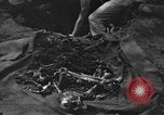 Standbild Palawan Massaker Opfer geborgen Palawan Philippinen, 1945, aus Sekunde 11 historischem Filmmaterial Videoclip 65675045829