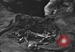 Standbild Palawan Massaker Opfer geborgen Palawan Philippinen, 1945, aus Sekunde 12 historischem Filmmaterial Videoclip 65675045829