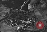 Standbild Palawan Massaker Opfer geborgen Palawan Philippinen, 1945, aus Sekunde 13 historischem Filmmaterial Videoclip 65675045829