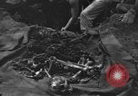 Standbild Palawan Massaker Opfer geborgen Palawan Philippinen, 1945, aus Sekunde 16 historischem Filmmaterial Videoclip 65675045829